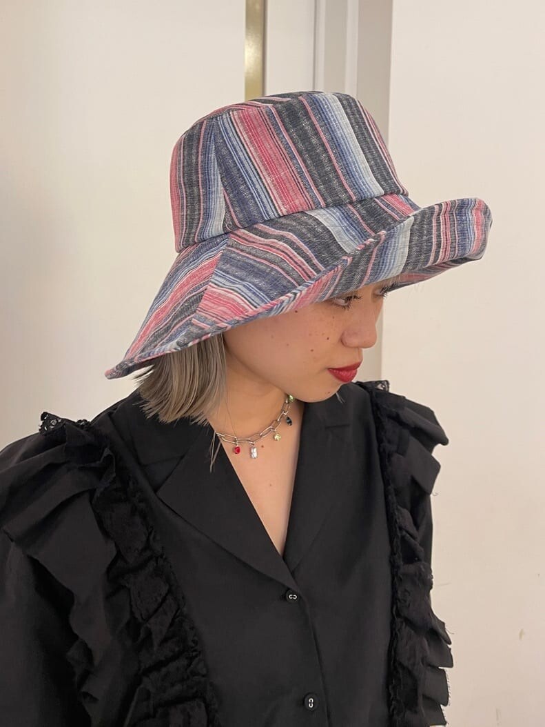 ブラック系のシャツ/ブラウス、ブラック系のサンダル、ブルー系のデニムパンツを着用したレディースの春コーディネートの7枚目の写真