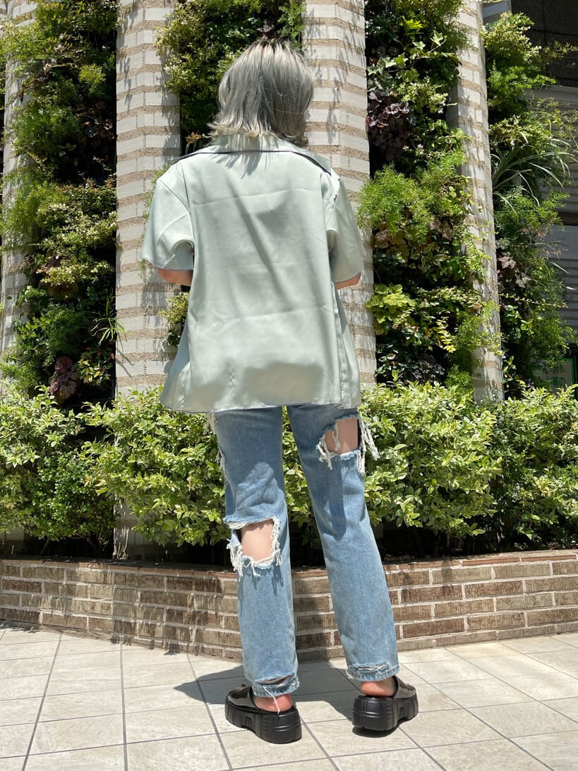 その他のシャツ/ブラウス、ブルー系のデニムパンツを着用したレディースの夏コーディネートの2枚目の写真