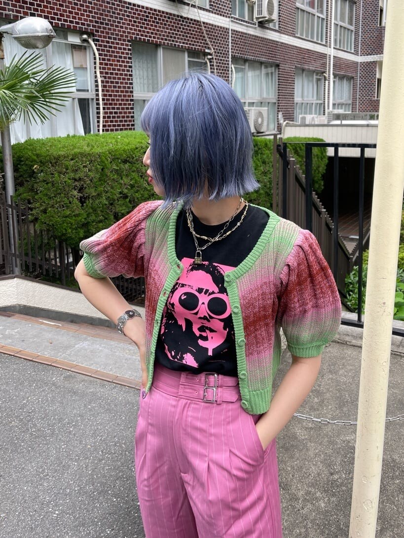 ブラック系のその他シューズ、ブラック系のTシャツ/カットソー、ピンク系のその他パンツを着用したレディースの春コーディネートの5枚目の写真