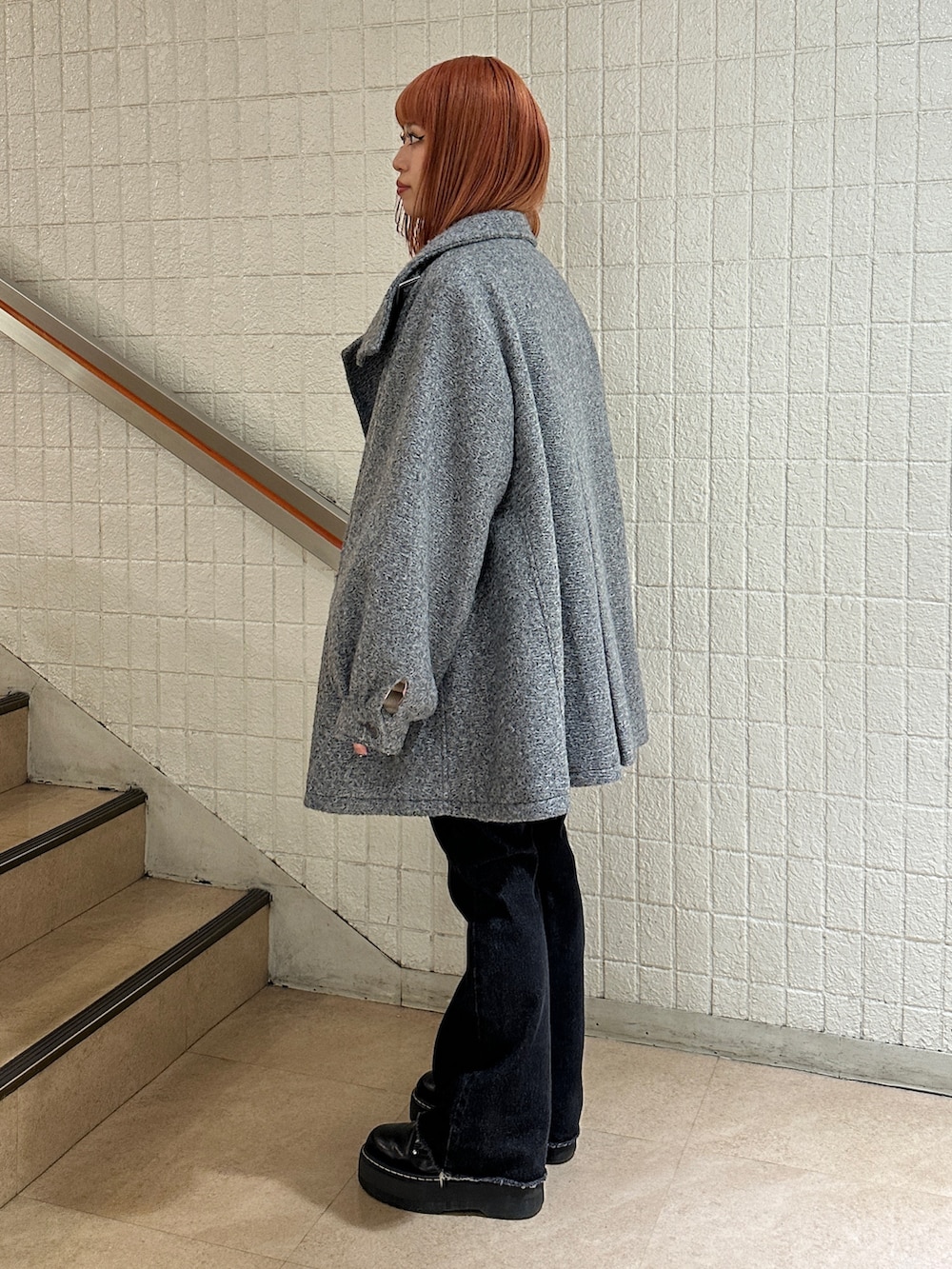 ブラック系のその他パンツ、グレー系のその他アウター、ホワイト系のニット/セーターを着用したレディースの秋コーディネートの3枚目の写真