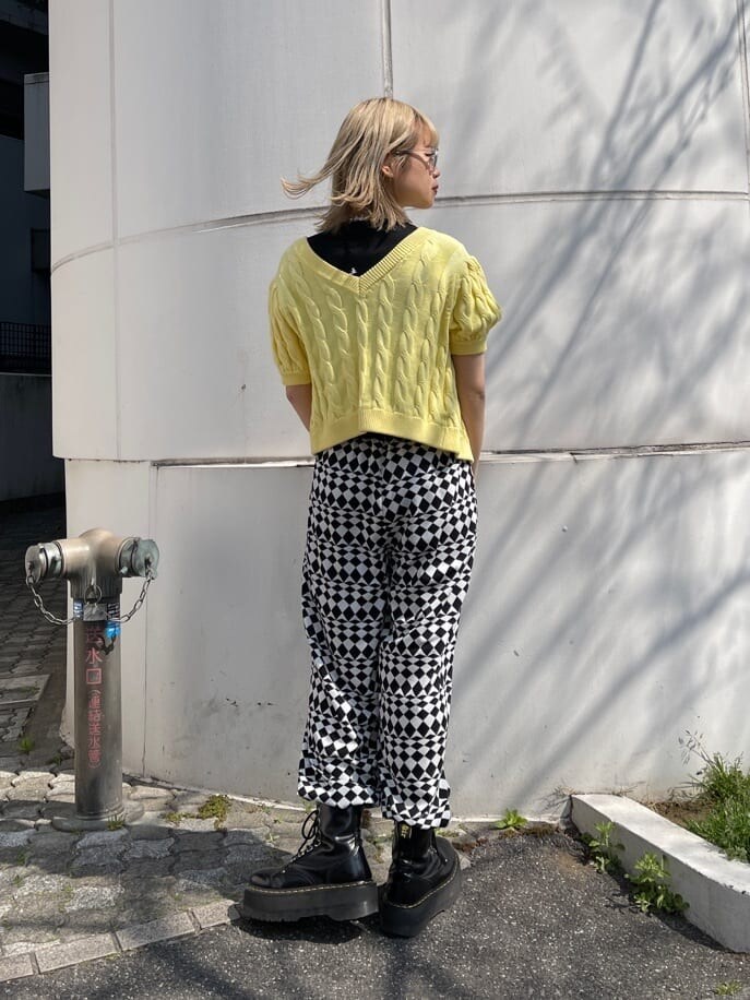 イエロー系のニット/セーター、その他のその他パンツ、ブラック系のTシャツ/カットソーを着用したレディースの春コーディネートの4枚目の写真