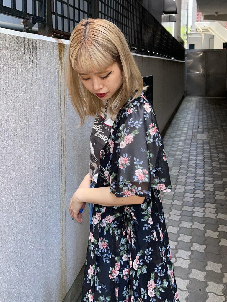 ホワイト系のTシャツ/カットソー、ブラック系のワンピース、ブルー系のデニムパンツを着用したレディースの春コーディネートの6枚目の写真