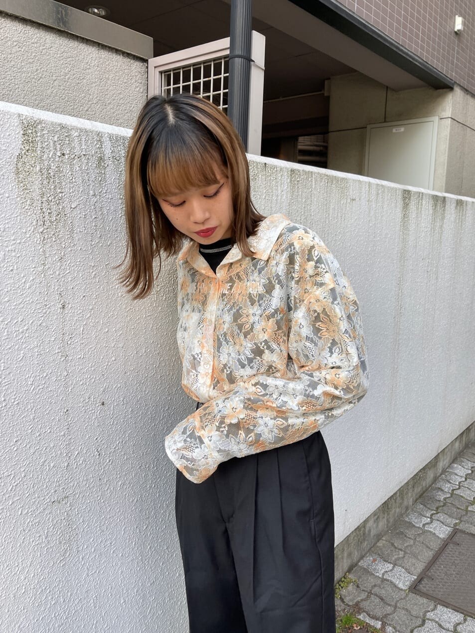 ブラック系のスラックス、ブラック系のTシャツ/カットソー、ホワイト系のシャツ/ブラウスを着用したレディースの冬コーディネートの6枚目の写真