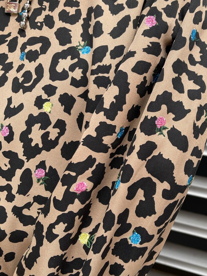 ベージュ系のシャツ/ブラウス、ブラック系のその他パンツ、イエロー系のTシャツ/カットソーを着用したレディースの春コーディネートの5枚目の写真