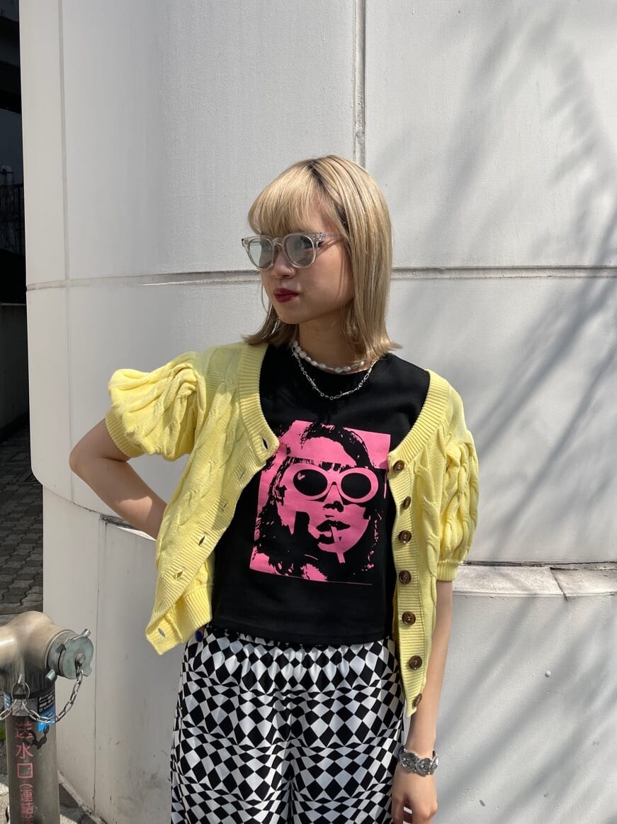 イエロー系のニット/セーター、その他のその他パンツ、ブラック系のTシャツ/カットソーを着用したレディースの春コーディネートの5枚目の写真