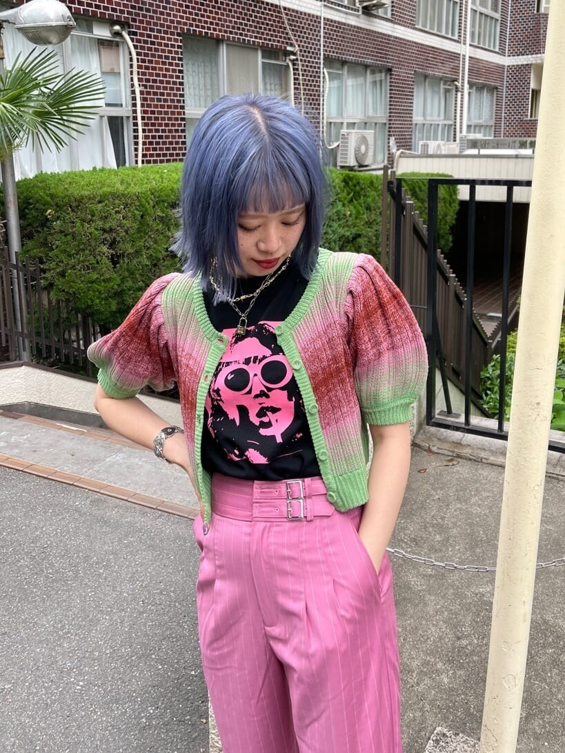 ブラック系のその他シューズ、ブラック系のTシャツ/カットソー、ピンク系のその他パンツを着用したレディースの春コーディネートの6枚目の写真