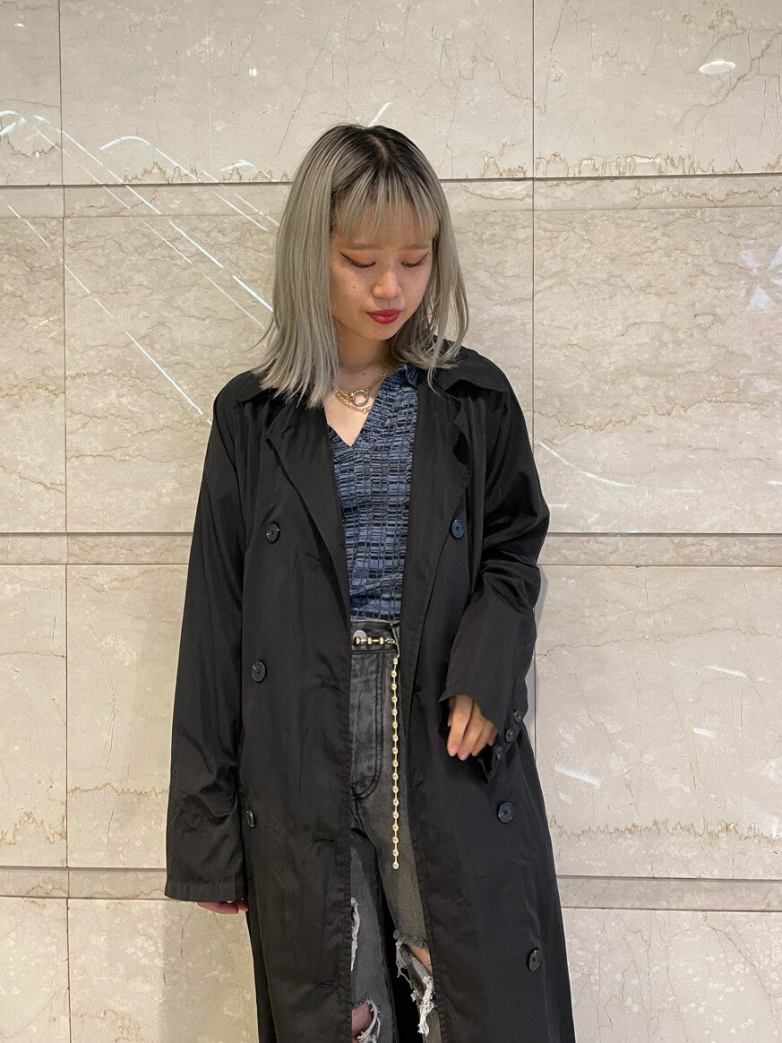 ブラック系のニット/セーター、ブラック系のトレンチコート、ブラック系のデニムパンツを着用したレディースの冬コーディネートの4枚目の写真