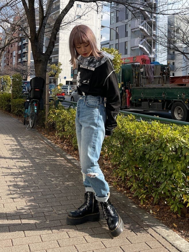 ブルー系のデニムパンツ、ブルー系のシャツ/ブラウス、ブラック系のTシャツ/カットソーを着用したレディースの冬コーディネートの2枚目の写真