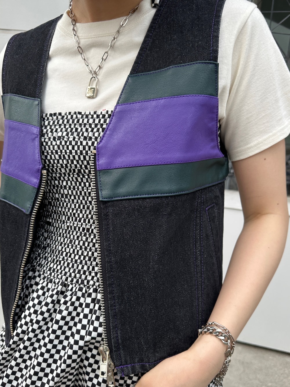 その他のワンピース、ブラック系のベスト、ホワイト系のTシャツ/カットソーを着用したレディースの春コーディネートの7枚目の写真