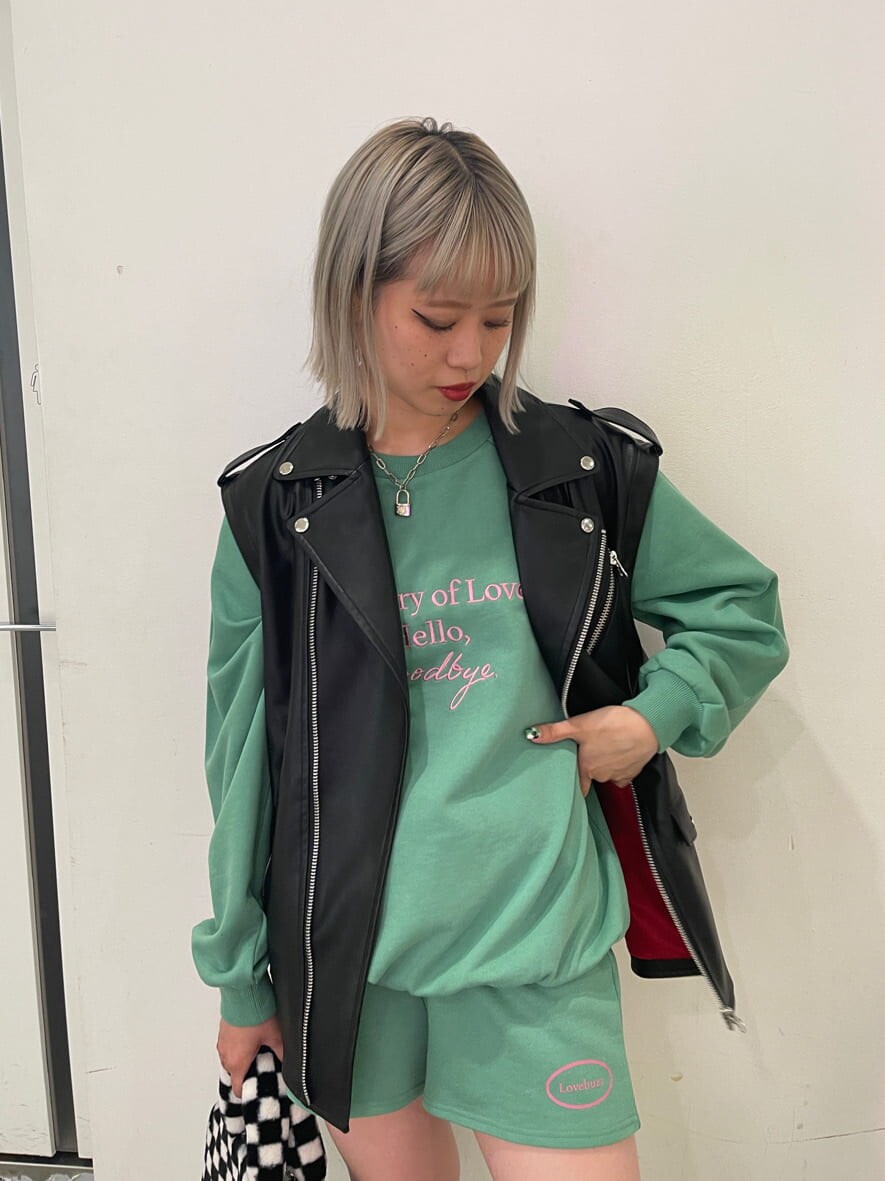 ブラック系のブーツ、ブラック系のボストンバッグ、ブラック系のライダースジャケットを着用したレディースの夏コーディネートの5枚目の写真