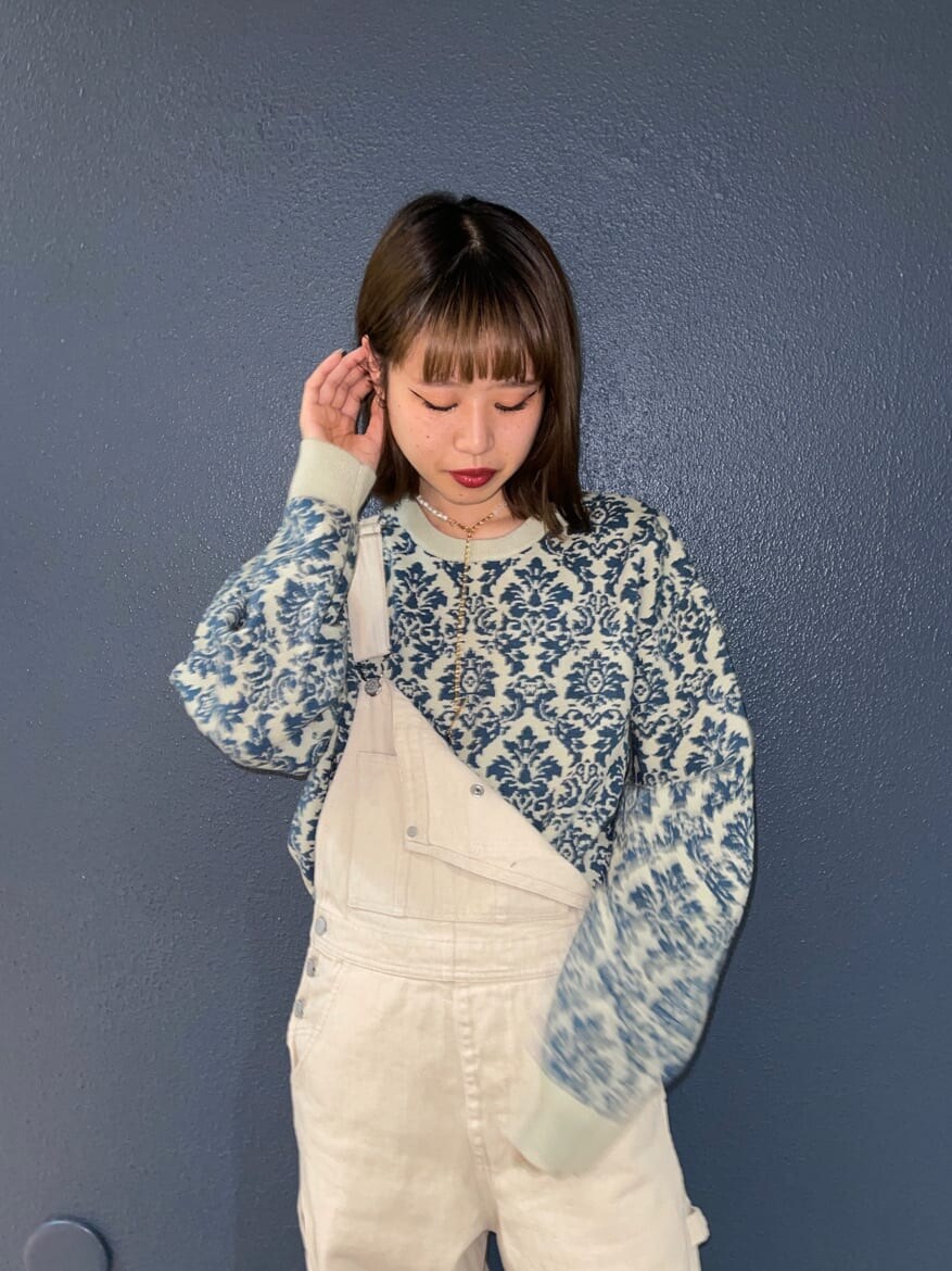 ホワイト系のMA-1、ホワイト系のスニーカー、ホワイト系のサロペット/オーバーオールを着用したレディースの冬コーディネートの6枚目の写真