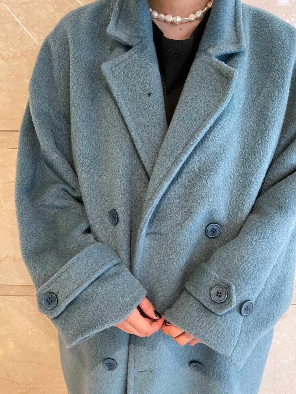 ブラック系のデニムパンツ、ブラック系のTシャツ/カットソー、ブルー系のチェスターコートを着用したレディースの夏コーディネートの5枚目の写真