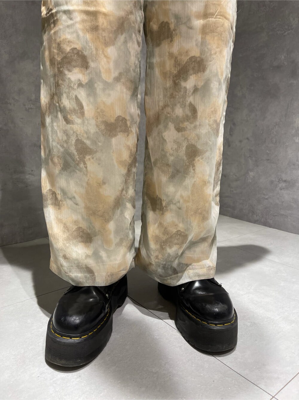 ブラック系のTシャツ/カットソー、その他のその他パンツを着用したレディースの夏コーディネートの7枚目の写真