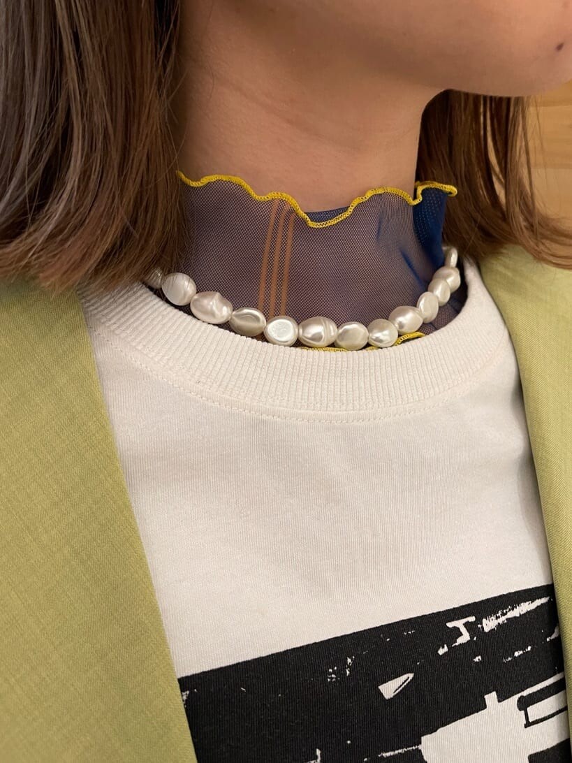 ブラック系のブーツ、グリーン系のテーラードジャケット、ブルー系のTシャツ/カットソーを着用したレディースの冬コーディネートの5枚目の写真