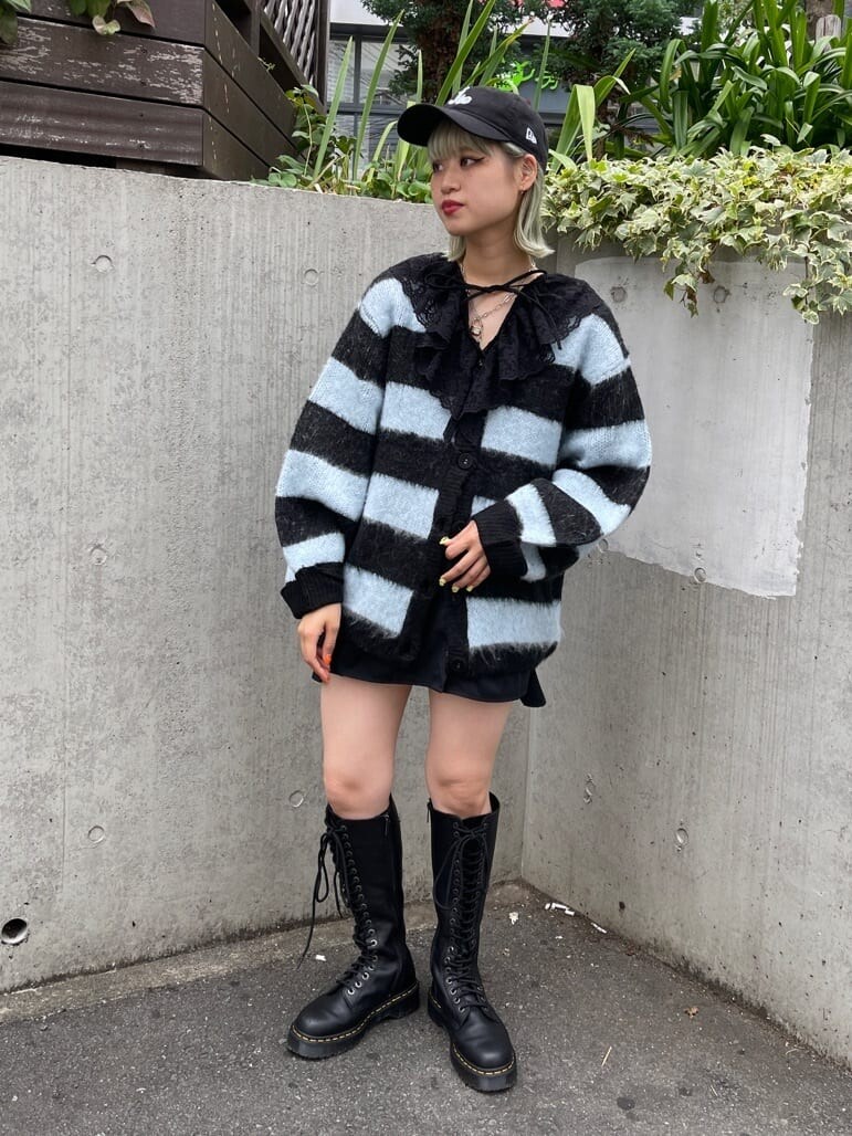 ブラック系のブーツ、ブラック系のシャツ/ブラウス、ブラック系のカーディガン/ボレロを着用したレディースの夏コーディネートの2枚目の写真