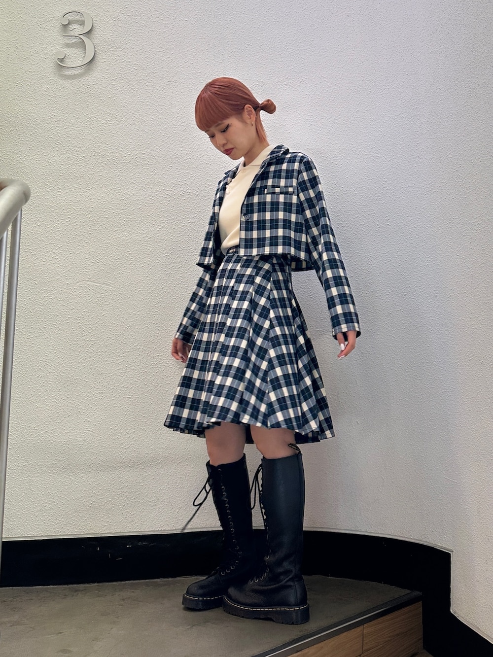 その他のテーラードジャケット、ホワイト系のポロシャツ、その他のスカートを着用したレディースの冬コーディネートの3枚目の写真