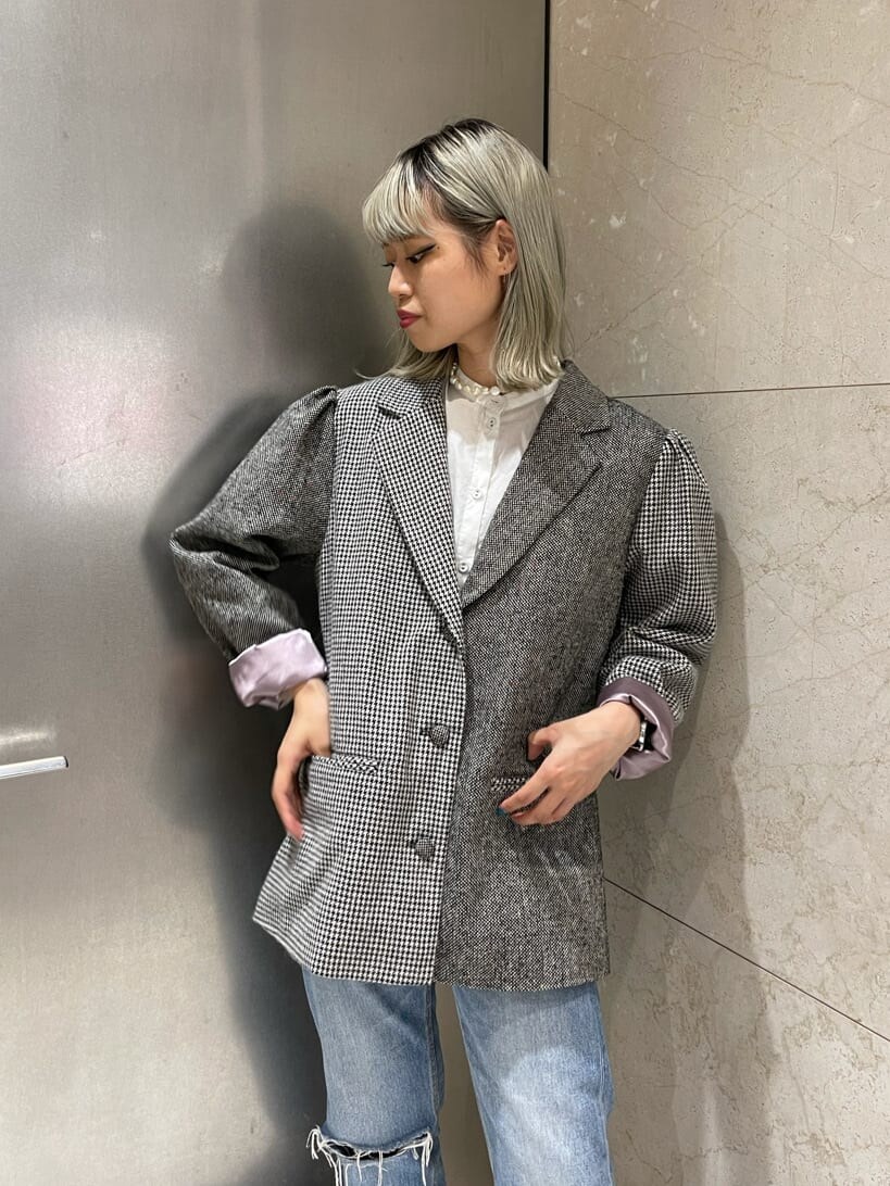 ブルー系のデニムパンツ、その他のテーラードジャケット、ホワイト系のシャツ/ブラウスを着用したレディースの夏コーディネートの4枚目の写真