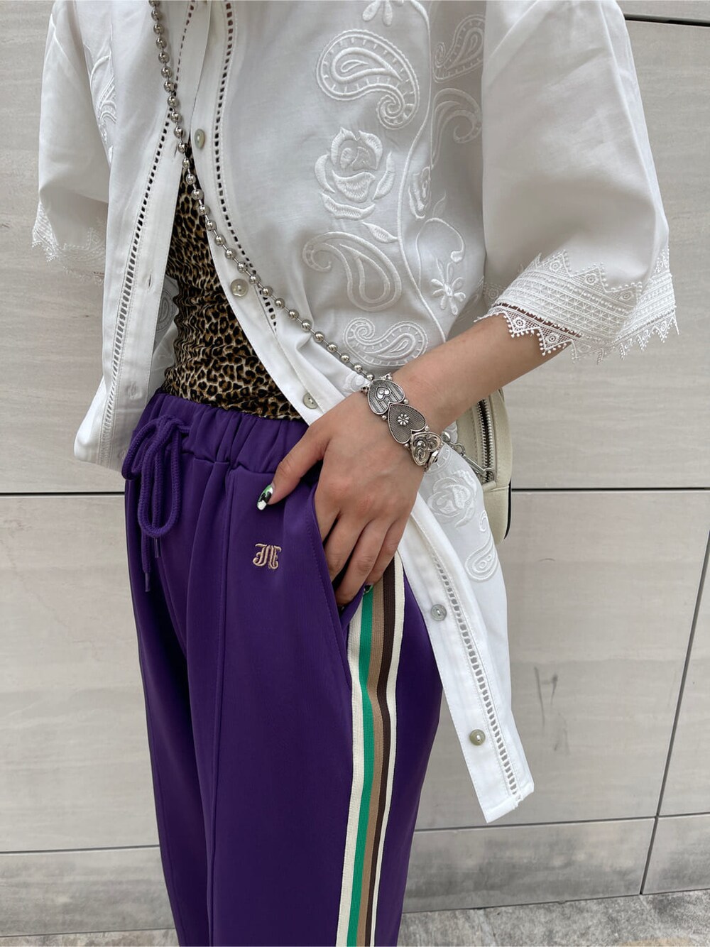 ベージュ系のキャミソール、ホワイト系のシャツ/ブラウス、ブラック系のサンダルを着用したレディースの夏コーディネートの6枚目の写真