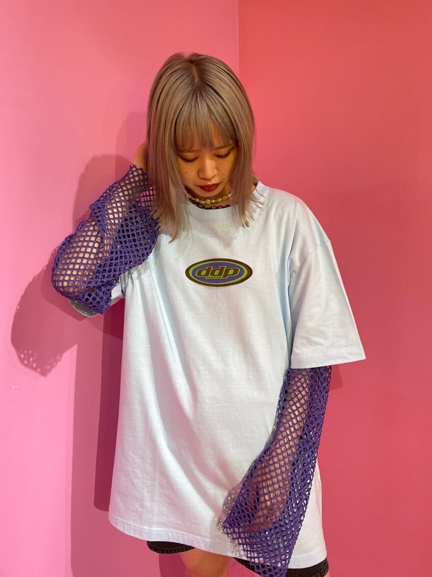 ブラック系のデニムパンツ、ブラック系のその他シューズ、パープル系のTシャツ/カットソーを着用したレディースの春コーディネートの4枚目の写真