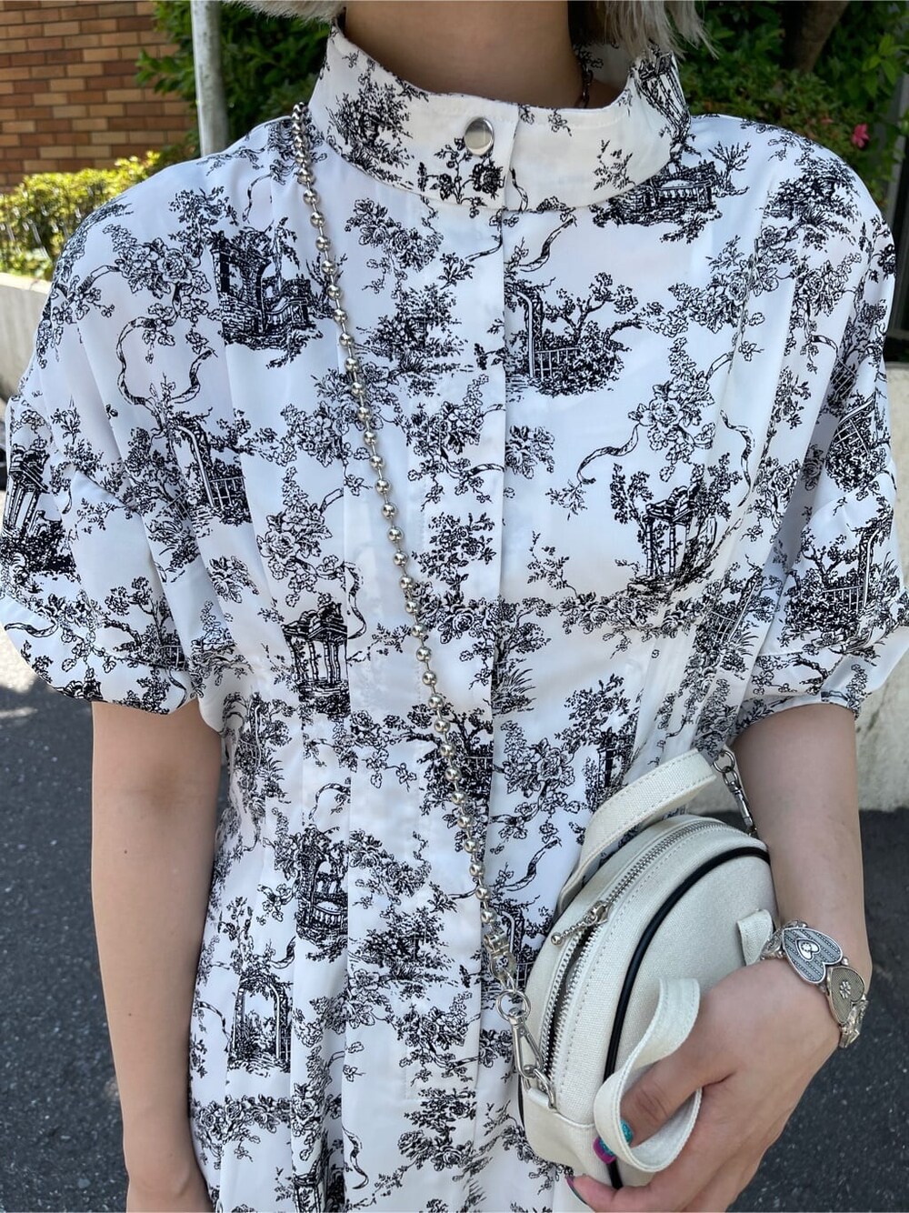 ホワイト系のブーツ、ホワイト系のワンピース、ホワイト系のボストンバッグを着用したレディースの夏コーディネートの6枚目の写真