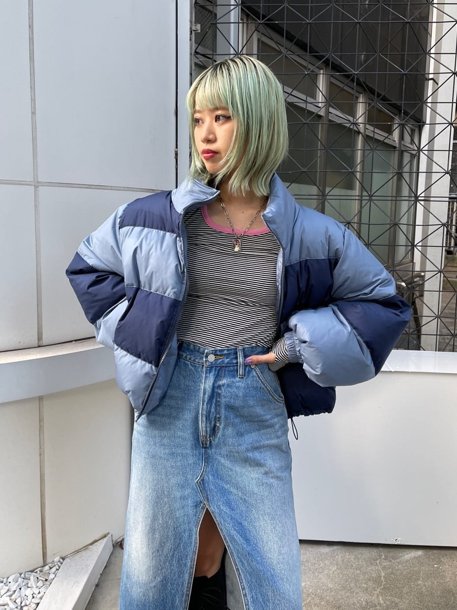 ブルー系のスカート、その他のTシャツ/カットソー、ブラック系のブーツを着用したレディースの秋コーディネートの6枚目の写真