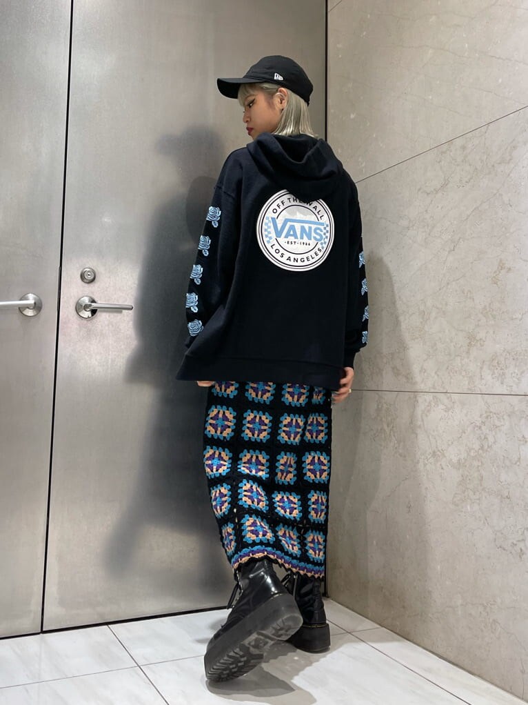 ブラック系のスカート、ブラック系のパーカーを着用したレディースの夏コーディネートの3枚目の写真