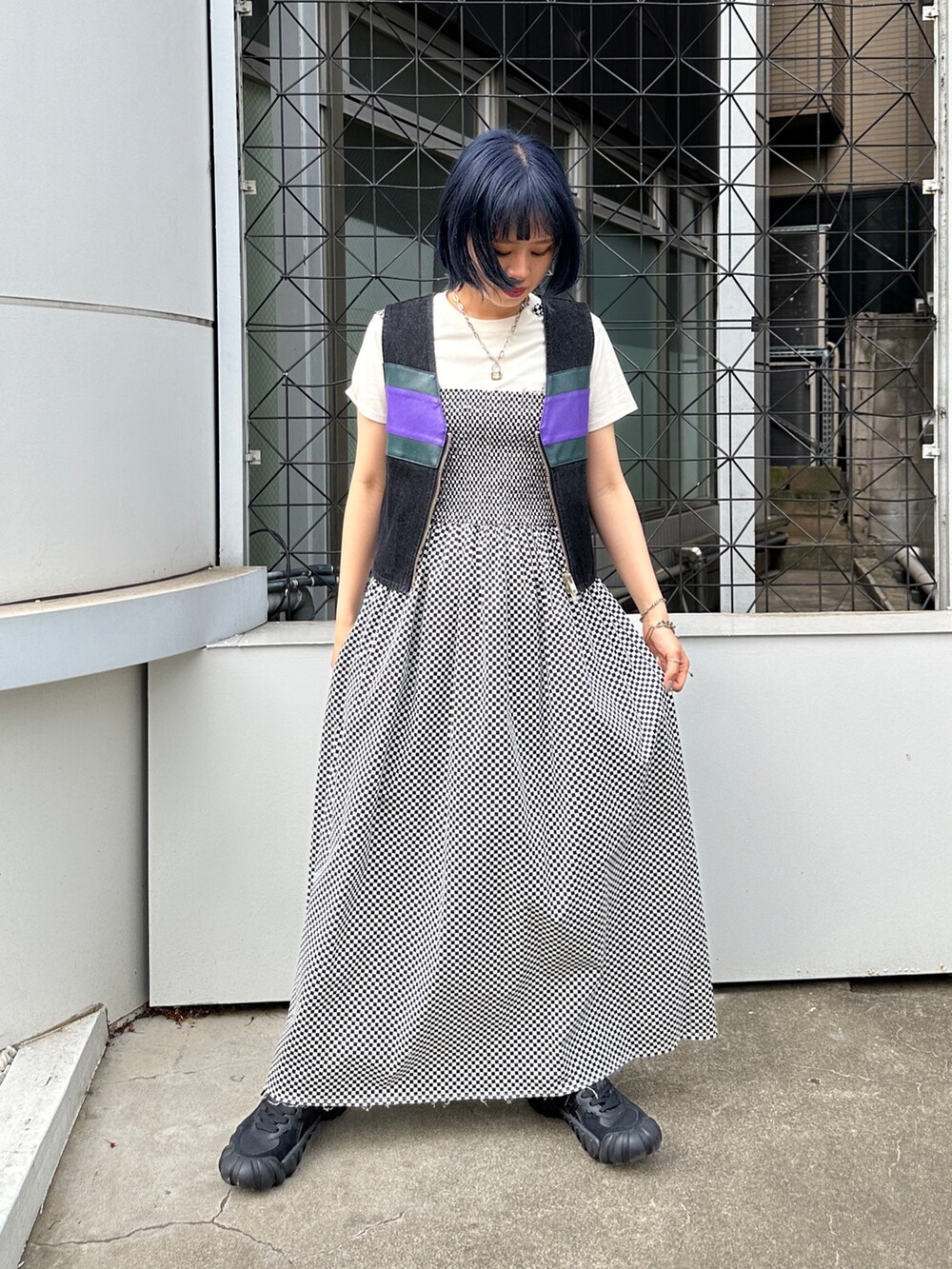 その他のワンピース、ブラック系のベスト、ホワイト系のTシャツ/カットソーを着用したレディースの春コーディネートの4枚目の写真