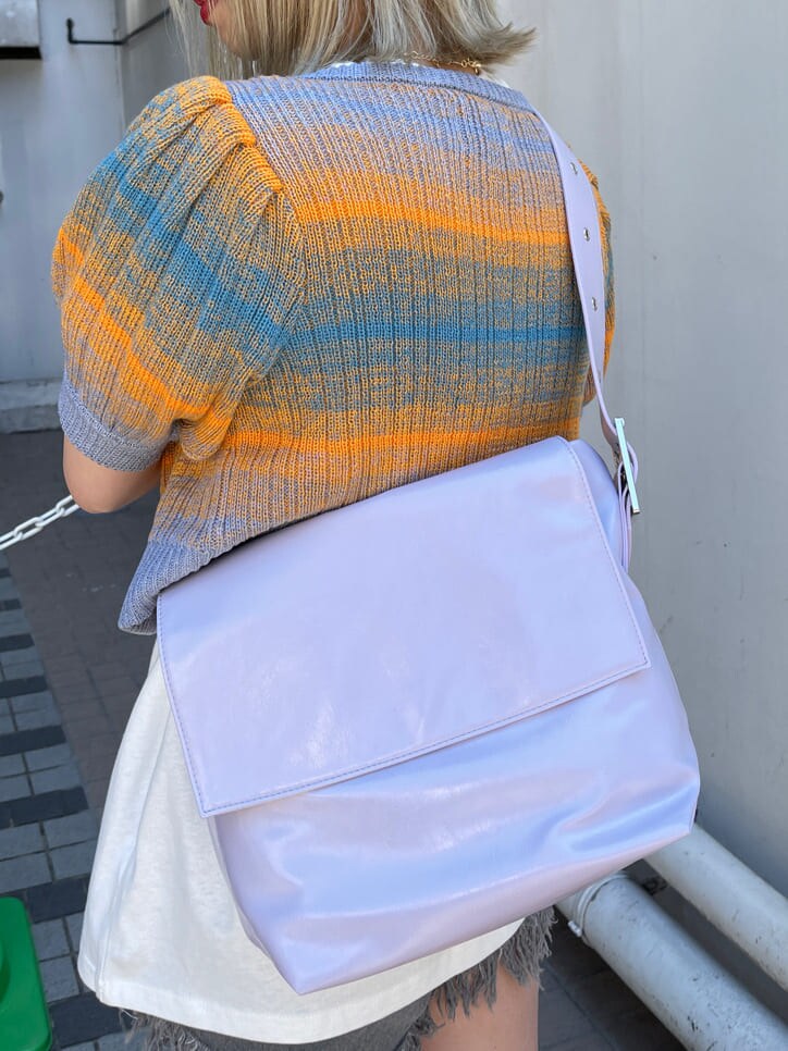 ブラック系のブーツ、ブラック系のデニムパンツ、ホワイト系のTシャツ/カットソーを着用したレディースの春コーディネートの8枚目の写真