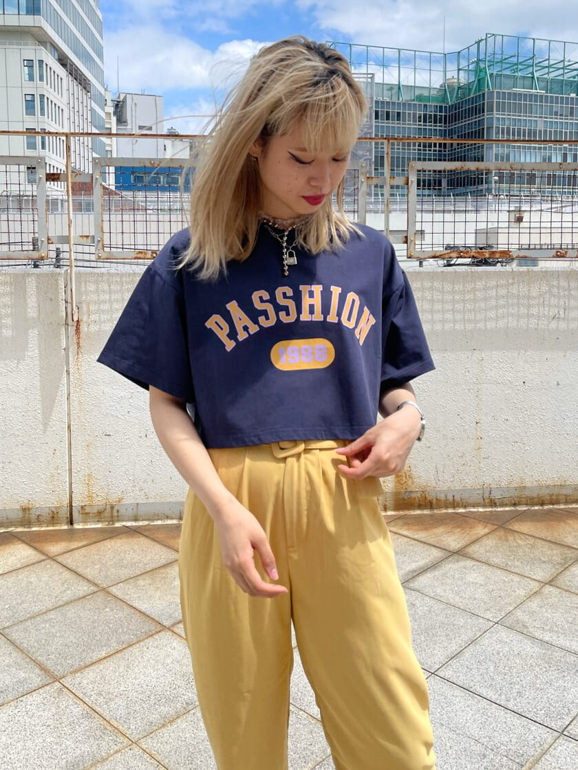 イエロー系のその他パンツ、ブルー系のTシャツ/カットソーを着用したレディースの夏コーディネートの3枚目の写真