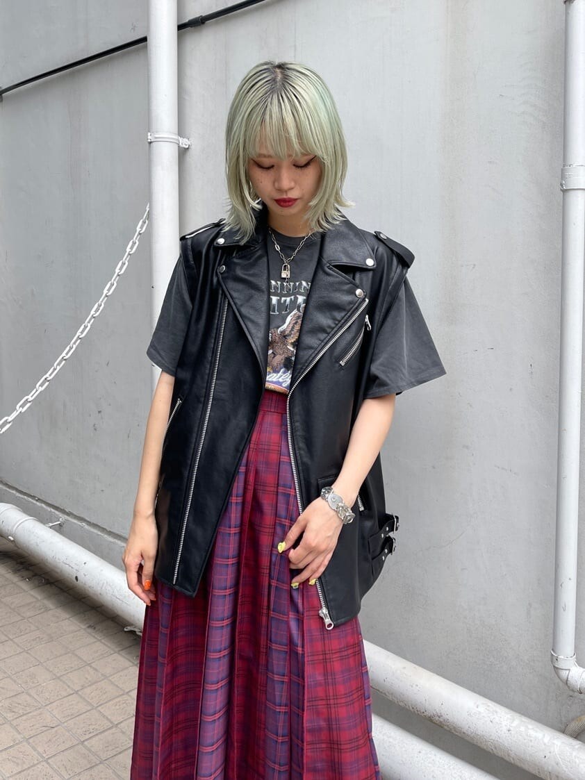 ブラック系のブーツ、レッド系のスカート、ブラック系のTシャツ/カットソーを着用したレディースの夏コーディネートの6枚目の写真