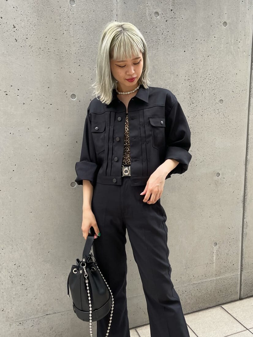 ブラック系のデニムパンツ、ホワイト系のブーツ、その他のキャミソールを着用したレディースの夏コーディネートの4枚目の写真