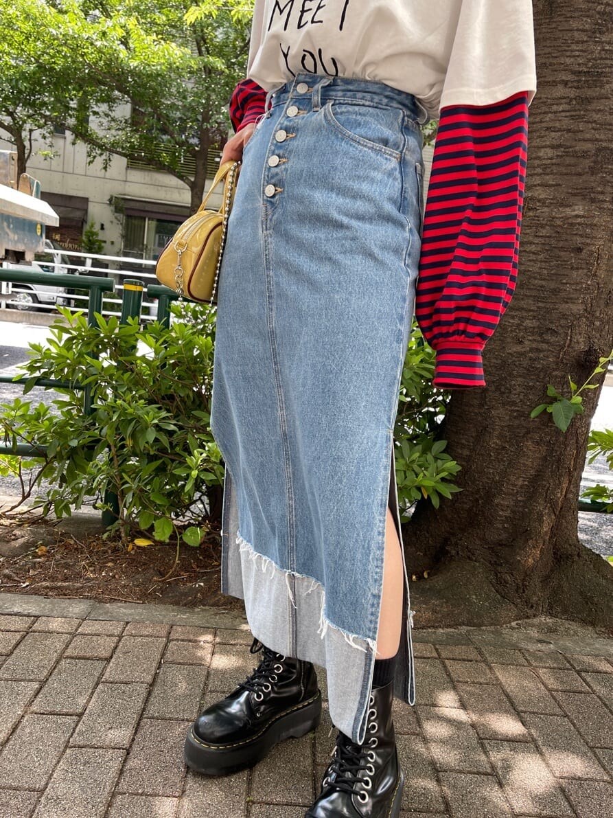 ブラック系のその他シューズ、イエロー系のボストンバッグ、ブルー系のデニムスカートを着用したレディースの夏コーディネートの9枚目の写真