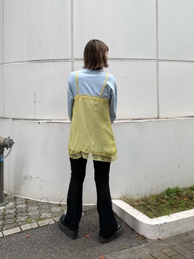 ブルー系のデニムジャケット、ブルー系のTシャツ/カットソーを着用したレディースの秋コーディネートの7枚目の写真