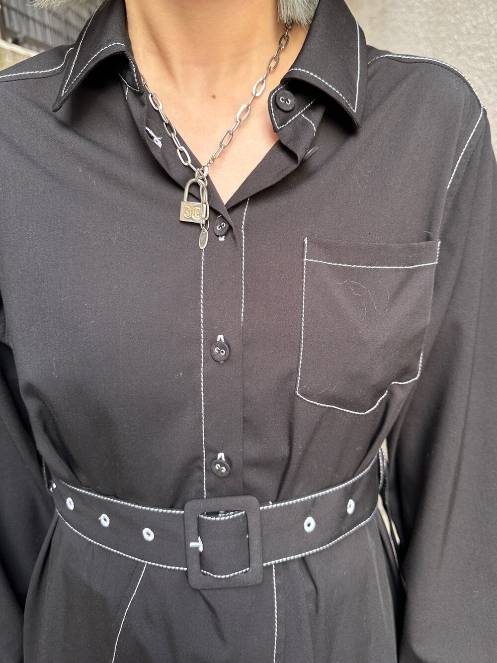 ホワイト系のワンピース、ホワイト系のハットを着用したレディースの冬コーディネートの6枚目の写真