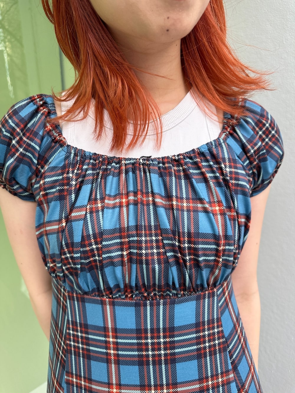 ブルー系のワンピース、ブラック系のスニーカー、ブルー系のキャップを着用したレディースの春コーディネートの7枚目の写真