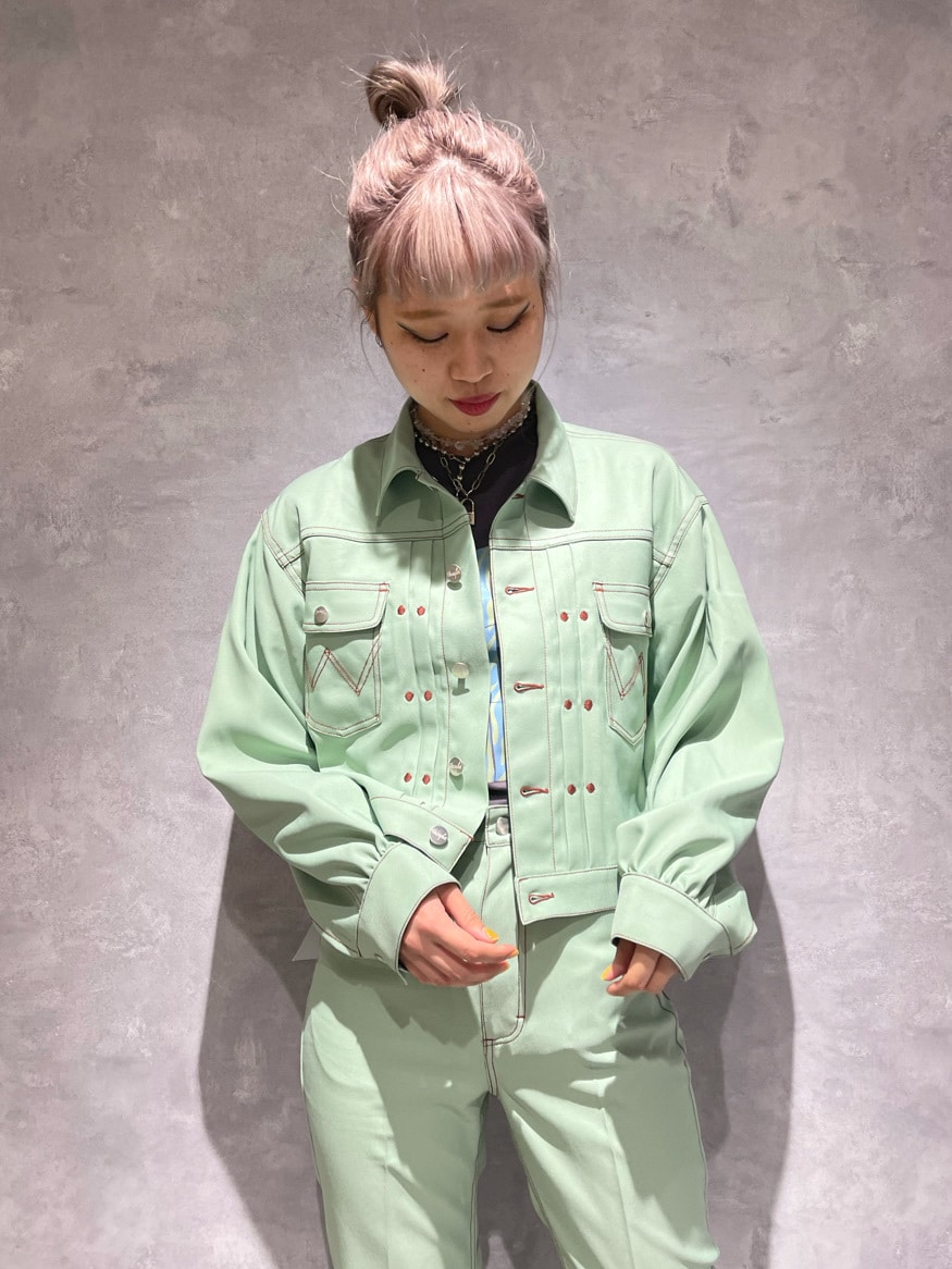 ブラック系のブーツ、グリーン系のデニムジャケット、グリーン系のデニムパンツを着用したレディースの春コーディネートの4枚目の写真