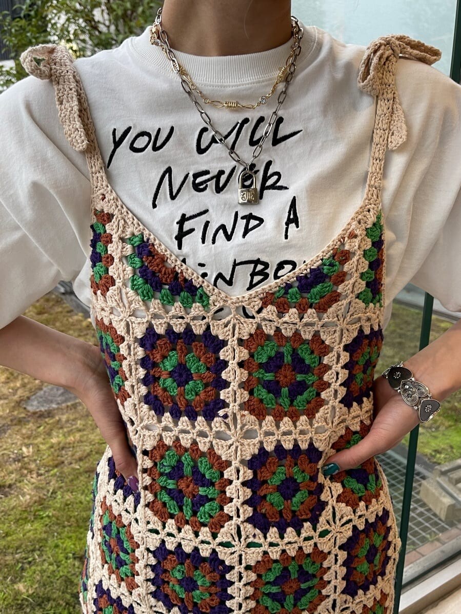 グリーン系のその他パンツ、ベージュ系のニット/セーター、ホワイト系のTシャツ/カットソーを着用したレディースの春コーディネートの9枚目の写真