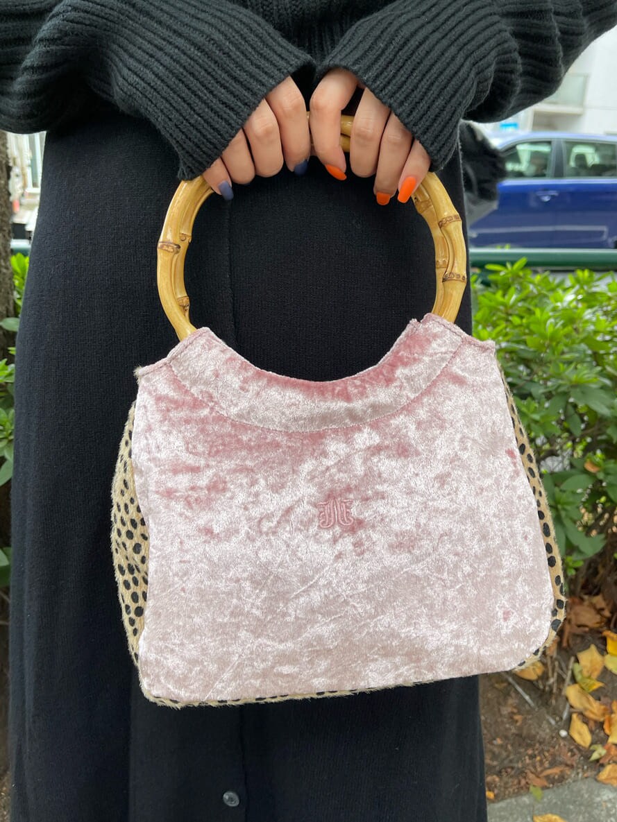 ブラック系のワンピース、ピンク系のハンドバッグを着用したレディースの秋コーディネートの8枚目の写真