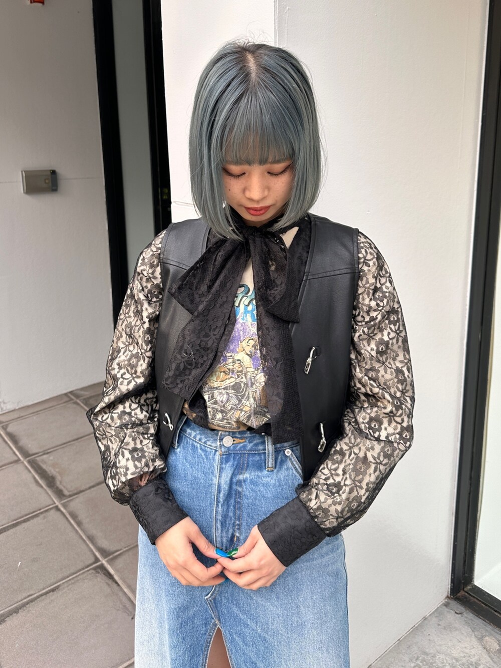 ブルー系のスカート、ブラック系のベスト、ブラック系のシャツ/ブラウスを着用したレディースの冬コーディネートの5枚目の写真