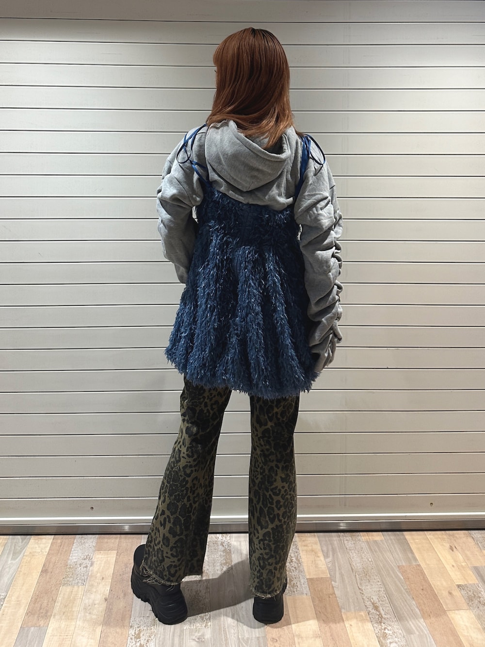 ブルー系のワンピース、グレー系のパーカー、ブラウン系のその他パンツを着用したレディースの秋コーディネートの3枚目の写真