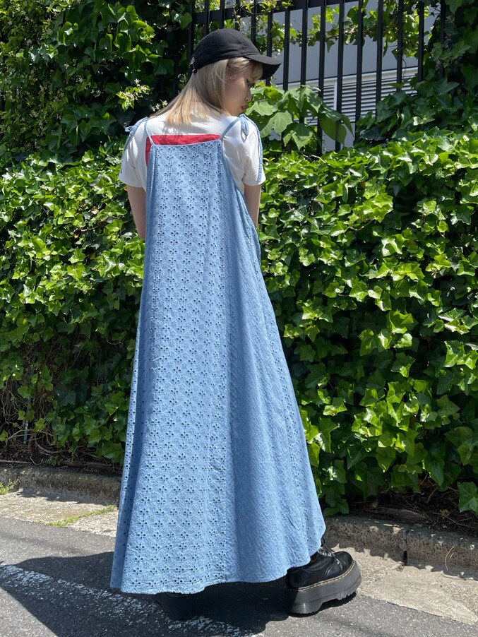 ホワイト系のTシャツ/カットソー、ブルー系のワンピース、ブラック系のデニムパンツを着用したレディースの春コーディネートの4枚目の写真