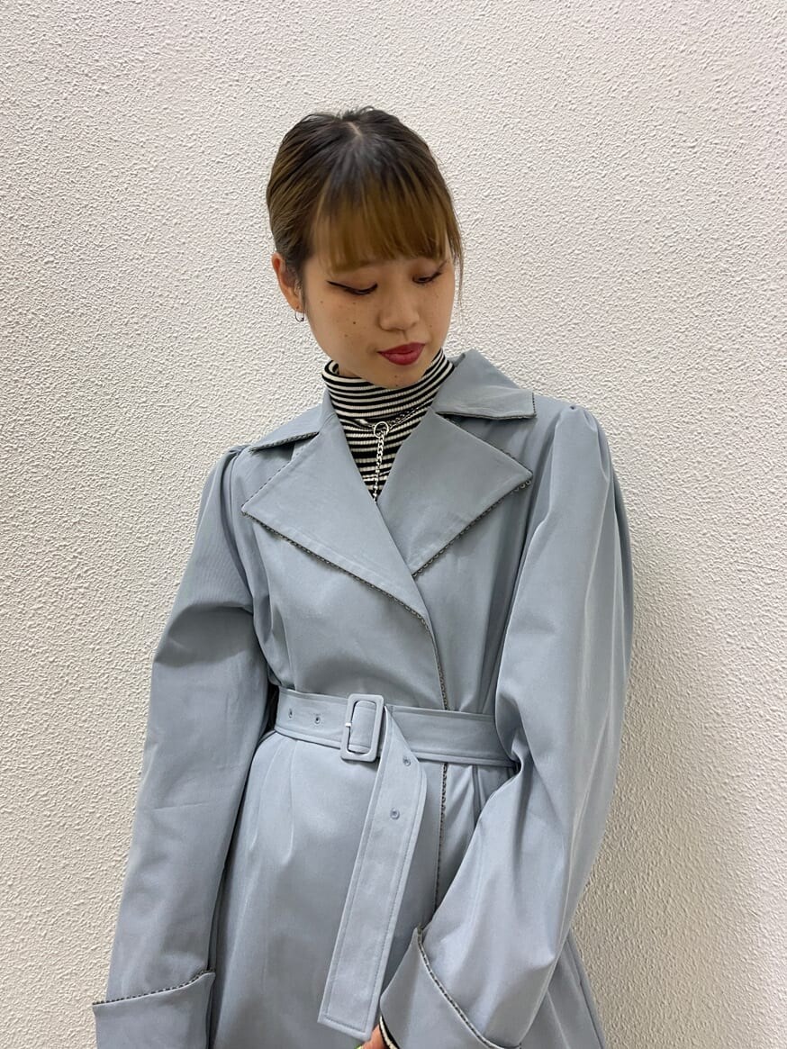 ブルー系のワンピース、ブラック系のブーツ、その他のニット/セーターを着用したレディースの冬コーディネートの6枚目の写真