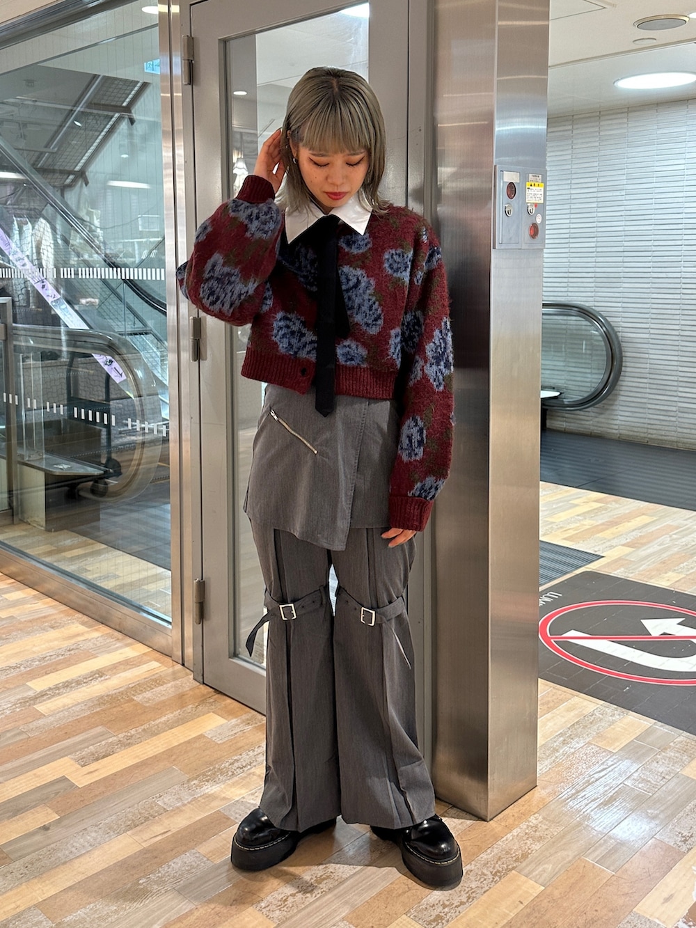 レッド系のカーディガン/ボレロ、ホワイト系のシャツ/ブラウス、グレー系のその他パンツを着用したレディースの秋コーディネートの2枚目の写真