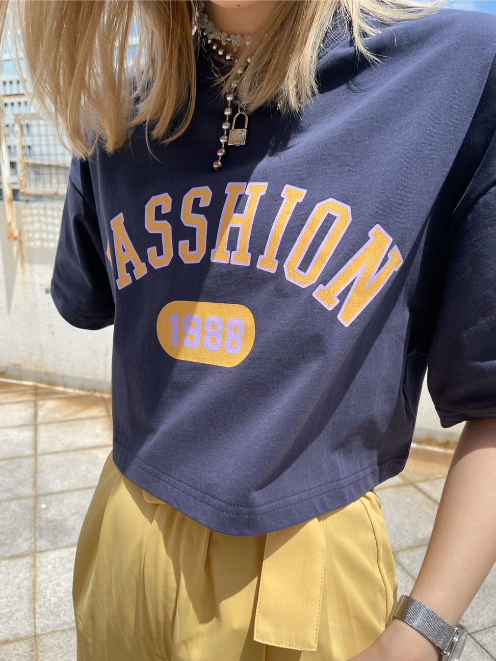 イエロー系のその他パンツ、ブルー系のTシャツ/カットソーを着用したレディースの夏コーディネートの4枚目の写真