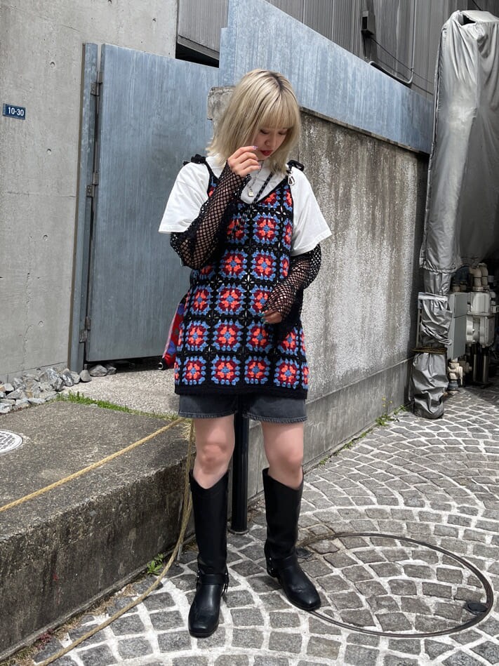 ブラック系のデニムパンツ、ブラック系のTシャツ/カットソー、ブラック系のキャミソールを着用したレディースの春コーディネートの4枚目の写真