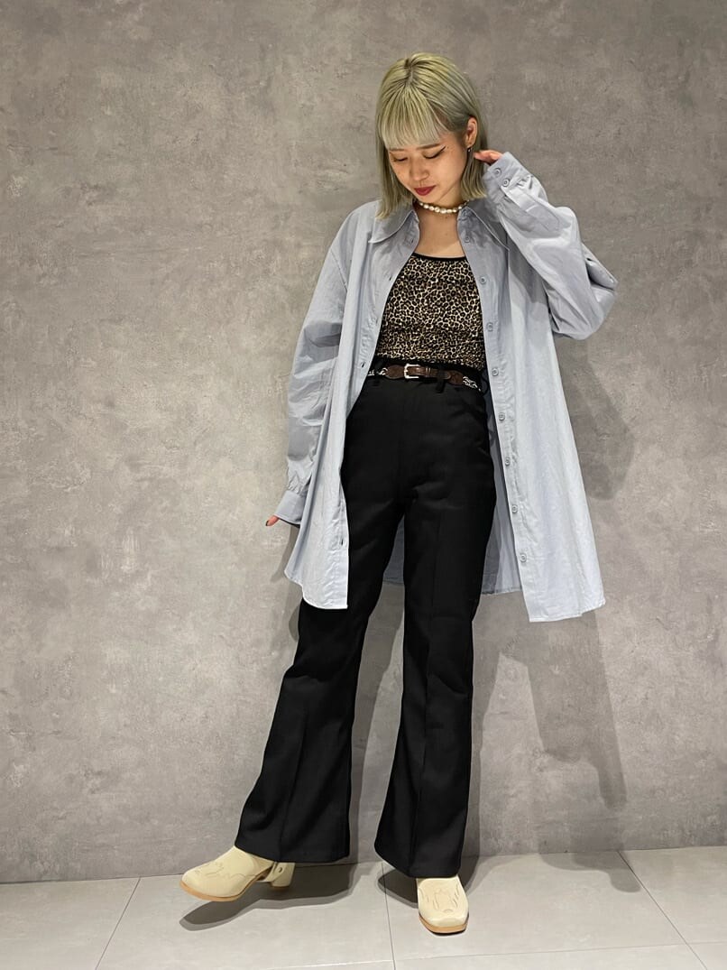 ブラック系のデニムパンツ、グレー系のシャツワンピース、その他のキャミソールを着用したレディースの秋コーディネートの4枚目の写真