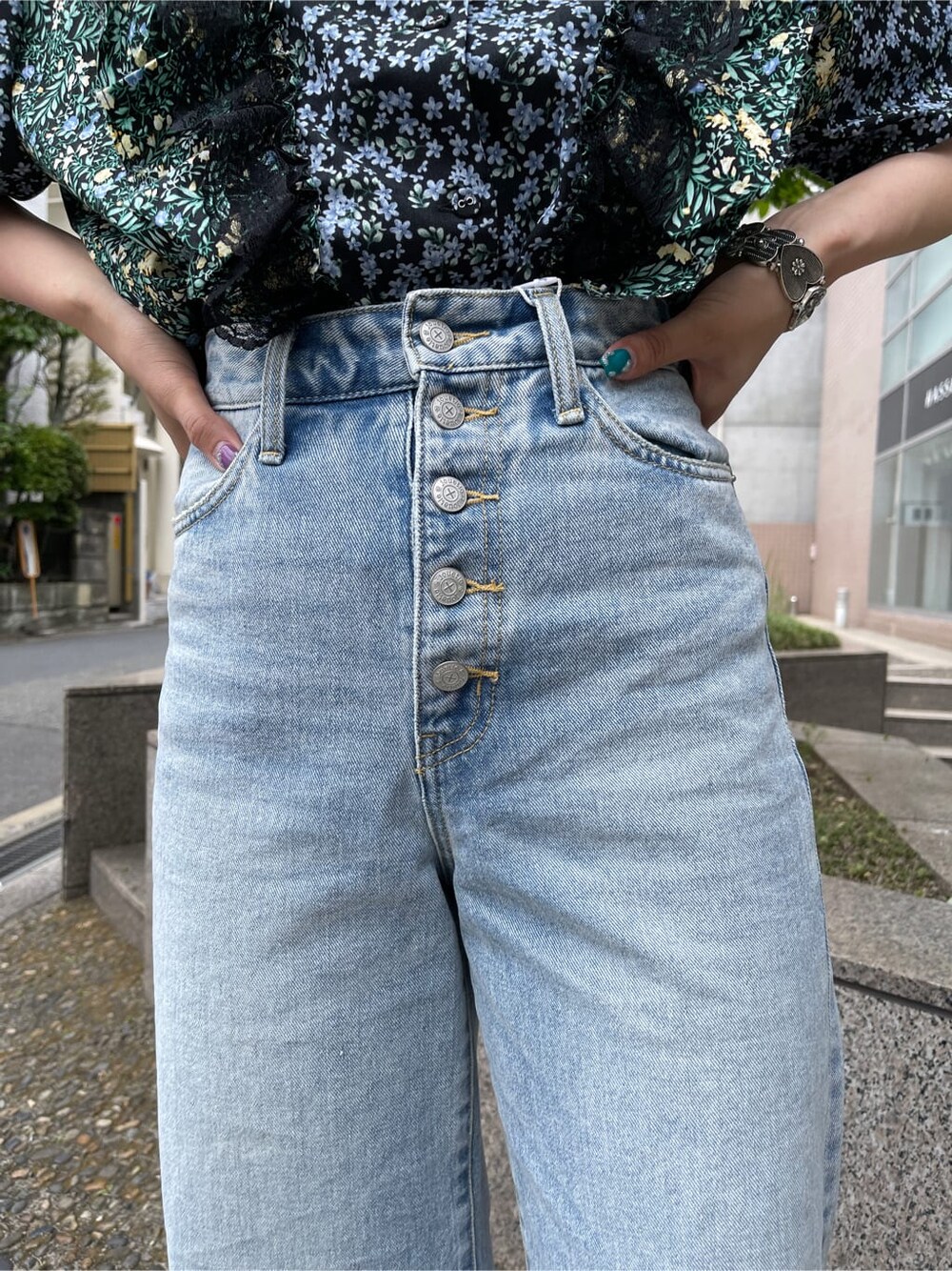 ブルー系のデニムパンツ、ブラック系のその他シューズ、その他のシャツ/ブラウスを着用したレディースの春コーディネートの8枚目の写真