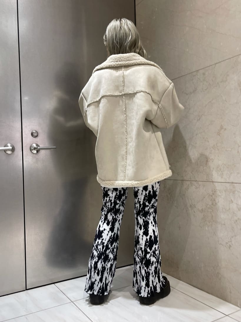 その他のその他パンツ、ホワイト系のTシャツ/カットソー、ホワイト系のムートンコートを着用したレディースの夏コーディネートの3枚目の写真