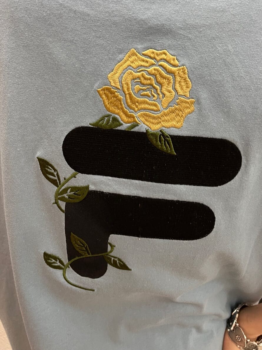 ブラック系のブーツ、グリーン系のワンピース、ブルー系のTシャツ/カットソーを着用したレディースの春コーディネートの8枚目の写真