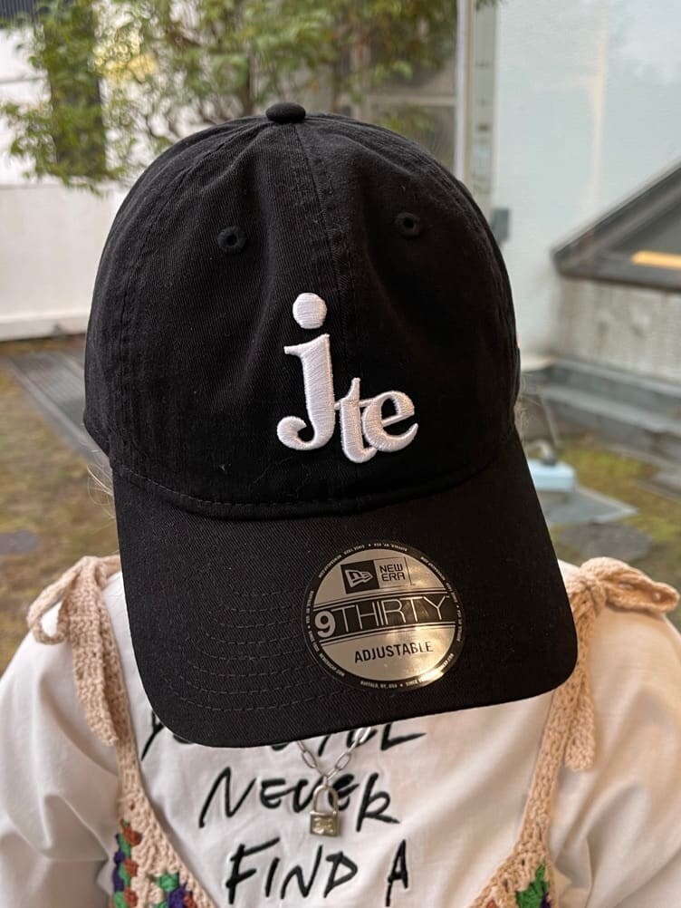 グリーン系のその他パンツ、ベージュ系のニット/セーター、ホワイト系のTシャツ/カットソーを着用したレディースの春コーディネートの7枚目の写真